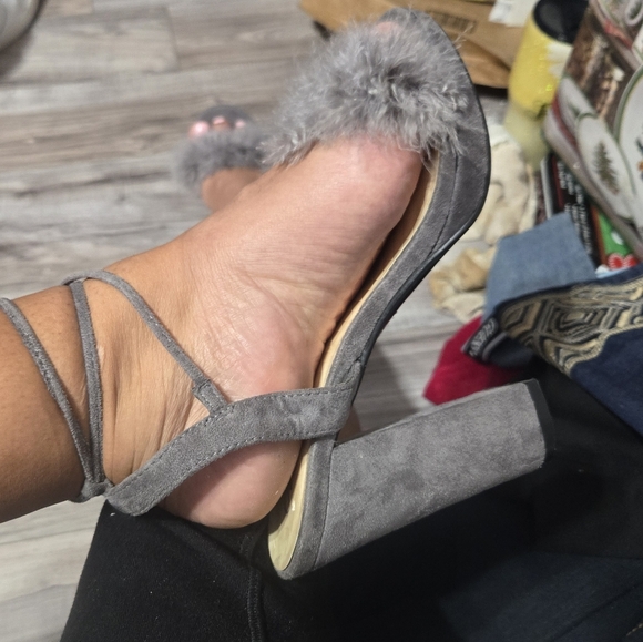 Chic Women's Strap Up Gray Heels With Faux Fur Detail Sz 9 - Picture 11 of 12